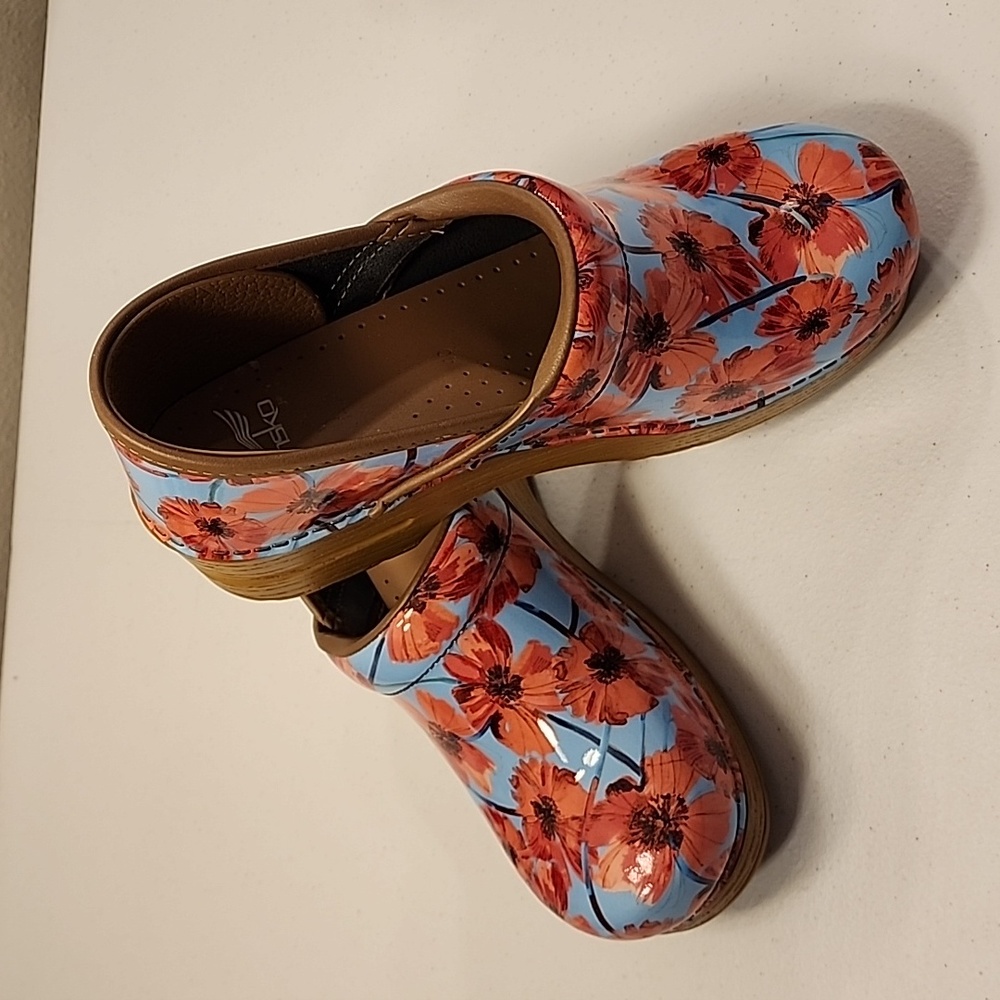 Very cute site 40/ women size 9 clog. Very nice!